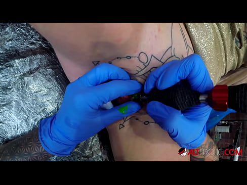 ❤️ Keçika pir tattookirî Sully Savage tattooek li ser klîtorê xwe kir. ❤ Vîdyoyê porno li ku.kassa-standupbar.ru ☑